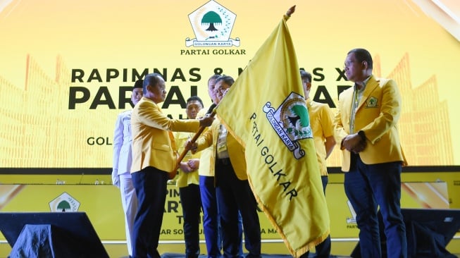 Ketua Umum Partai Golkar Bahlil Lahadalia (kiri) menerima bendera partai dari Pimpinan Munas Adies Kadir sebagai tanda pengangkatannya sebegai ketua umum saat Rapimnas dan Musyawarah Nasional XI Partai Golkar 2024 di Jakarta, Rabu (21/8/2024). [ANTARA FOTO/Akbar Nugroho Gumay/aww]