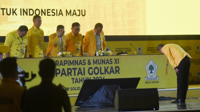 Calon Ketua Umum Partai Golkar Bahlil Lahadalia (kanan) memberikan hormat kepada pimpinan sidang usai menyampaikan visi misi saat berlangsungnya Rapimnas dan Musyawarah Nasional XI Partai Golkar 2024 di Jakarta, Rabu (21/8/2024). [ANTARA FOTO/Akbar Nugroho Gumay/aww]