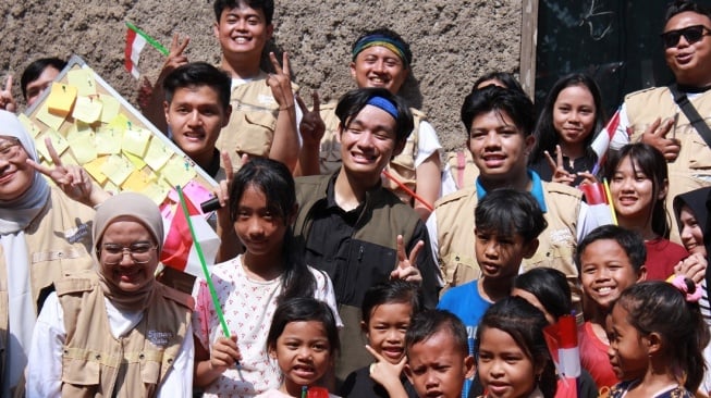 Jerhemy Owen bersama komunitas Teman Baru memberikan edukasi dan hiburan kepada anak-anak di Bantar Gebang, Bekasi, Jawa Barat, dalam rangka memperingati HUT RI yang ke-79. [Instagram]