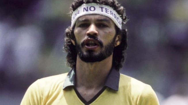 Socrates jadi salah satu pesepak bola yang sadar politik. Bisa dibilang ia adalah penentang diktator dari lapangan hijau. [irishtimes]