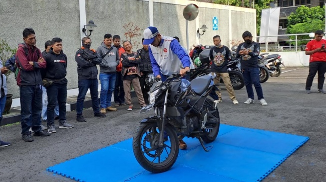 Cara tepat mendirikan motor yang terjatuh (Dok. Asmo)