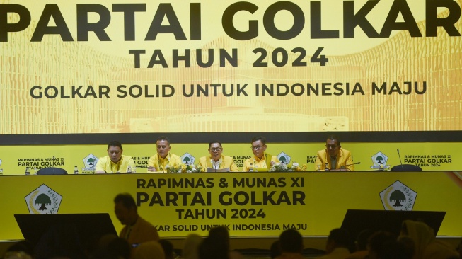 Ketua sidang Adies Kadir (tengah) didampingi Sekretaris Ace Hasan Syadzily (kedua kanan), dan Anggota (dari kiri) Ilham Permana, Musa Rajekshah, dan Melky Laka Lena memimpin jalannya Rapimnas dan Musyawarah Nasional XI Partai Golkar 2024 di Jakarta, Rabu (21/8/2024). [ANTARA FOTO/Akbar Nugroho Gumay/aww]