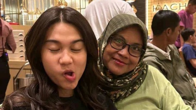 Potret Mak Ti ibu Pratama Arhan bersama Azizah Salsha (Instagram)
