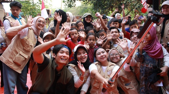 Tak Hanya Mendaki Gunung Sampah, Jerhemy Owen Juga Berbagi Semangat Kemerdekaan dengan Anak Bantar Gebang