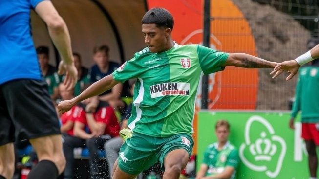 Pemain Dordrecht FC, Mauresmo Hinoke saat bertanding untuk klubnya di Belanda. (Instagram/@mauresmoo)