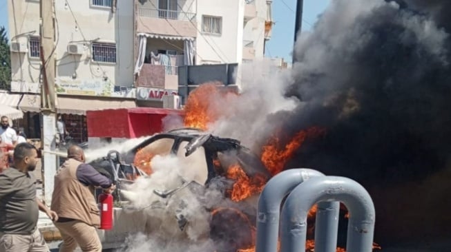 Serangan pesawat tak berawak Israel menghantam sebuah kendaraan di kota Sidon di Lebanon selatan (Foto: X/@QudsNen)