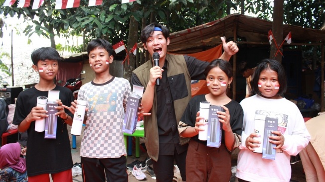 Jerhemy Owen bersama komunitas Teman Baru memberikan edukasi dan hiburan kepada anak-anak di Bantar Gebang, Bekasi, Jawa Barat, dalam rangka memperingati HUT RI yang ke-79. [Instagram]