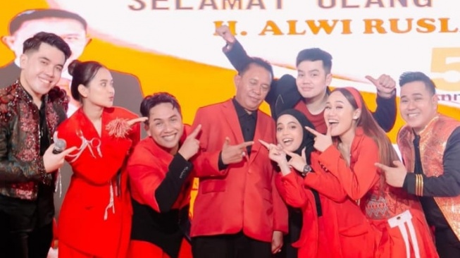 penampilan Putri Isnari di pesta ulang tahun Haji Alwi Ruslan yang ke-52 (Instagram/@da3_rani)