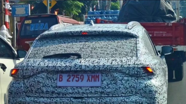 Mobil berstiker kamuflase yang bentuknya identik dengan Suzuki Fronx (Instagram)