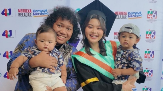 Marshel Widianto Sibuk Temani Istri Wisuda (instagram/@marshel_widianto)