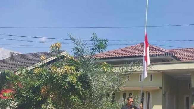 Ikut Kawal Putusan MK, Dosen Unej Pasang Bendera Setengah Tiang di Depan Rumah