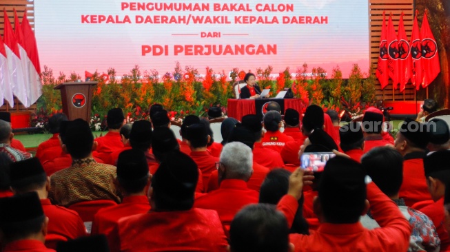 Ketua Umum PDI Perjuangan Megawati Soekarnoputri menyampaikan pidato saat acara pengumuman para Calon Kepala Daerah di Kantor DPP PDIP, Jakarta, Kamis (22/8/2024). [Suara.com/Alfian Winanto]