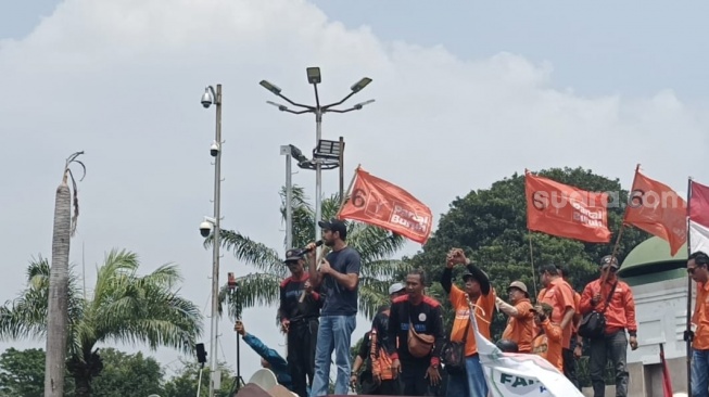 Reza Rahadian orasi di depan Gedung DPR RI, Senayan, Jakarta Pusat pada Kamis (22/8/2024)