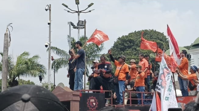 Reza Rahadian orasi di depan Gedung DPR RI, Senayan, Jakarta Pusat pada Kamis (22/8/2024) [Suara.com/Rena Pangesti]