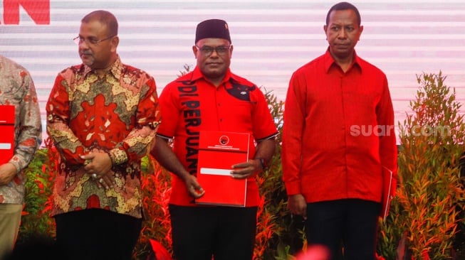 Bakal Calon Gubernur Papua Tengah Meki Fritz Nawipa (tengah) saat acara pengumuman para Calon Kepala Daerah di Kantor DPP PDIP, Jakarta, Kamis (22/8/2024). [Suara.com/Alfian Winanto]
