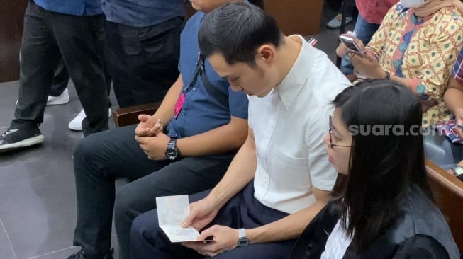 Suami Sandra Dewi, Harvey Moeis di sidang lanjutan kasus korupsi PT Timah di Pengadilan Tindak Pidana Korupsi Jakarta, Kamis (22/8/2024). [Suara.com/Adiyoga Priyambodo]