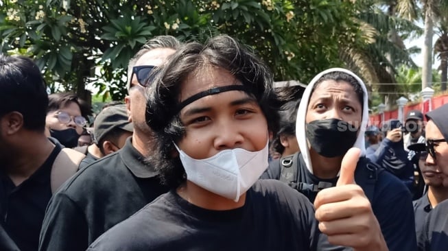 Bintang Emon di Depan Gedung DPR RI, Senayan, Jakarta Pusat pada Kamis (22/8/2024). [Suara.com/Rena Pangesti]