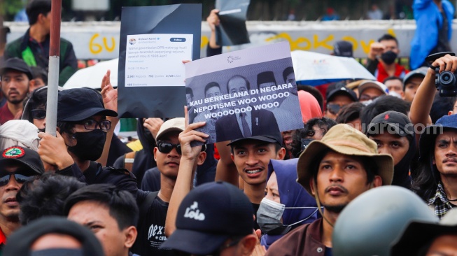 Massa aksi yang terdiri dari sejumlah elemen buruh, mahasiswa dan elemen masyarakat lainnya saat menggelar aksi unjuk rasa di depan gedung DPR, Jakarta, Kamis (22/8/2024). [Suara.com/Alfian Winanto]
