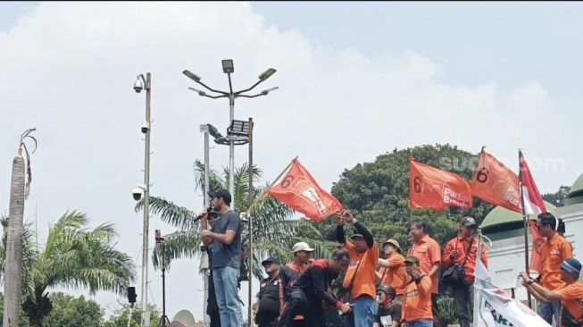 Reza Rahadian orasi di depan Gedung DPR RI, Senayan, Jakarta Pusat pada Kamis (22/8/2024) [Suara.com/Rena Pangesti]