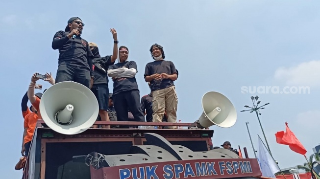 Abdur Arsyad bersama Arie Kriting, Adjis Doaibu dan Bintang Emon saat orasi di depan Gedung DPR RI, Senayan, Jakarta Pusat pada Kamis (22/8/2024). [Suara.com/Rena Pangesti]