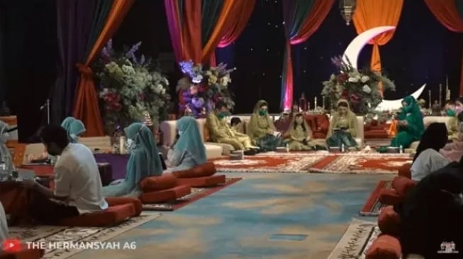 posisi duduk Ashanty di pengajian pra nikah anak sambung (YouTube/The Hermansyah A6)