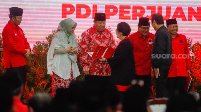 Ketua Umum PDI Perjuangan Megawati Soekarnoputri (tengah) menyerahkan surat rekomendasi partai untuk para Calon Kepala Daerah di Kantor DPP PDIP, Jakarta, Kamis (22/8/2024). [Suara.com/Alfian Winanto]