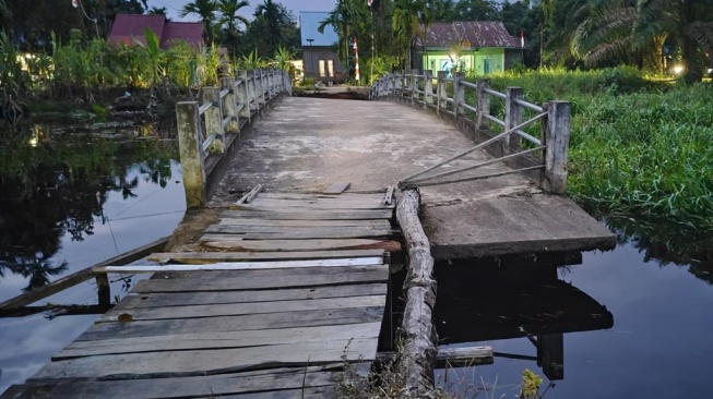 Jembatan Penghubung di Desa Rasau Jaya Rusak Dihantam Arus Deras