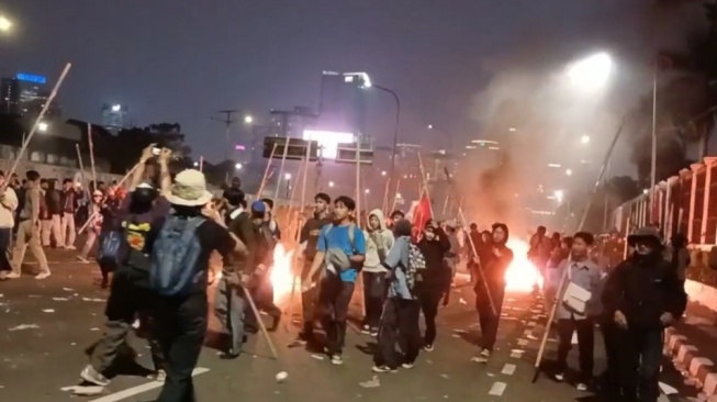 Aksi demonstrasi di depan gedung DPR RI menolak pengesahan RUU Pilkada, Kamis (22/8/2024) malam. (Suara.com/Faqih)