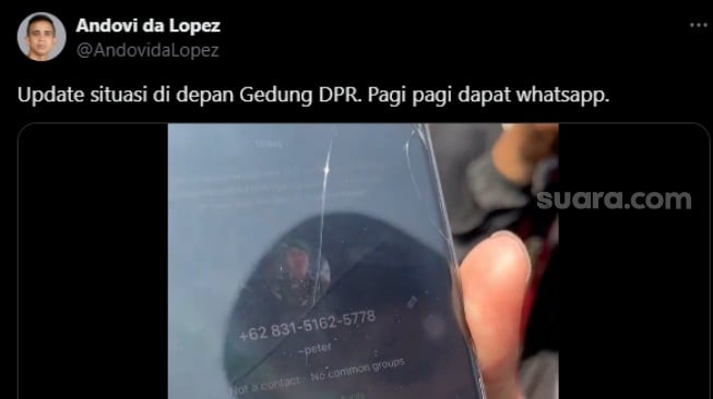 Andovi Da Lopez curhat diteror nomor WA misterius saat ikut demo kawal putusan MK di depan Gedung DPR RI. (tangkapan layar/X)