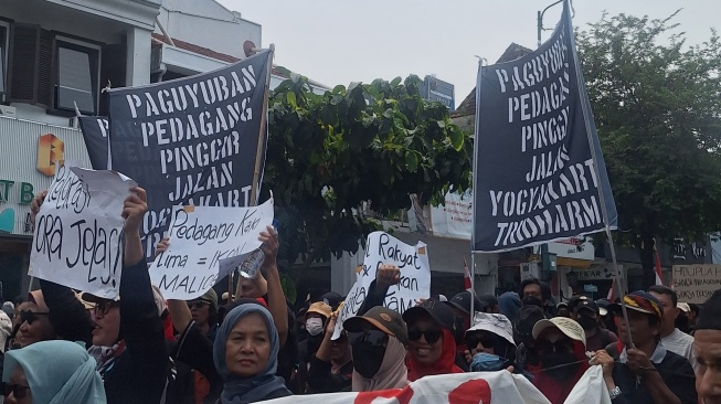 Kelompok PKL (Pedagang Kaki Lima) yang tergabung dalam Paguyuban Pedagang Pinggir Jalan Yogyakarta Tridharma turut melayangkan tuntutan-tuntutan pada unjuk rasa kali ini, Kamis (22/8/2024) [Yoursay/ Ayu P. Nabila]