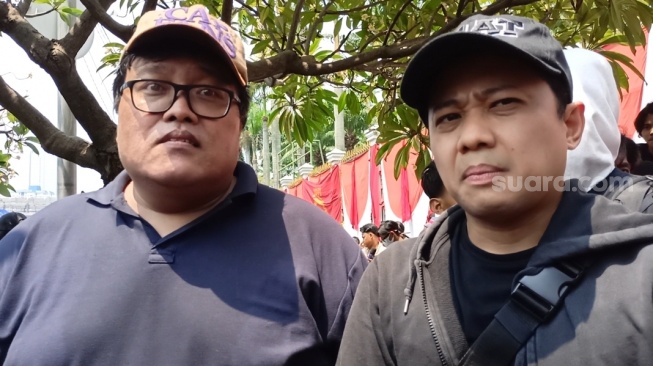 Sammy Notaslimboy dan Muhadkly Acho saat aksi unjuk rasa kawal putusan MK di depan Gedung DPR RI, Senayan, Jakarta Pusat, Kamis (22/8/2024) [Suara.com/Rena Pangesti]