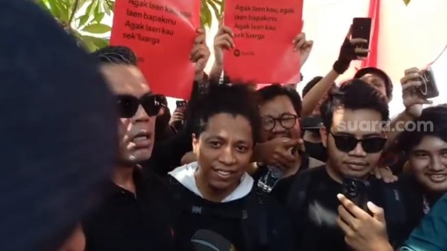 Penampakan komika Arie Kriting ikut demo kawal putusan MK di depan Gedung DPR RI. (Suara.com/Rena)