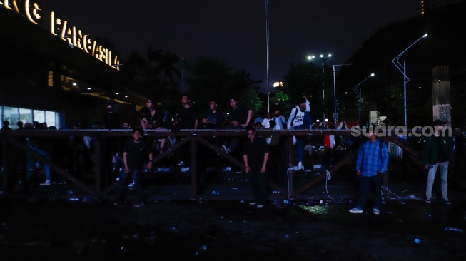 Suasana di sekitar pintu belakang gedung DPR RI paska aksi unjuk rasa di Jakarta, Kamis (22/8/2024). [Suara.com/Alfian Winanto]