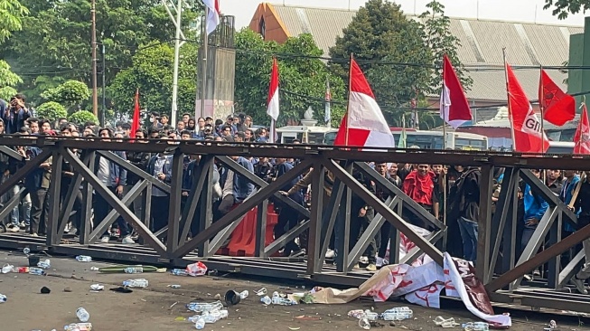 Ceceran Darah dan Potongan Rambut di Pos Pamdal DPR, Bukti Brutalitas Aparat Siksa Demonstran