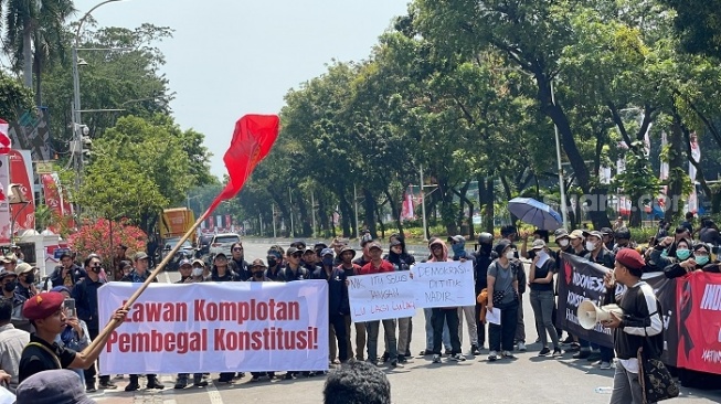 Penampakan massa pendemo kawal putusan MK saat membentangkan spanduk di depang gedung MK, Jakarta. (Suara.com/Novian)