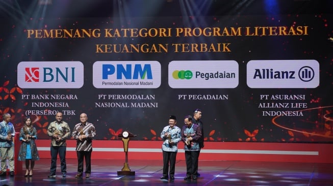 OJK Beri Penghargaan kepada PNM sebagai Pemenang Program Literasi Keuangan Terbaik