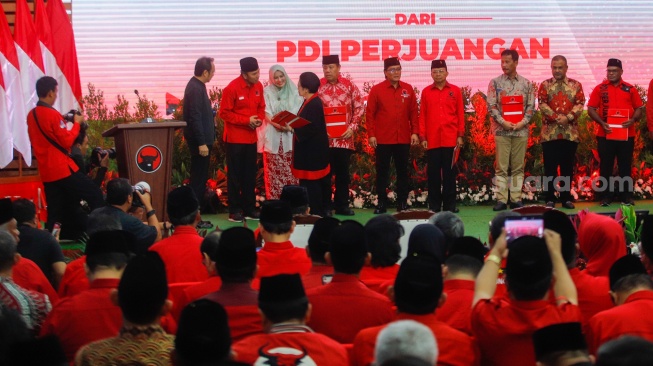 Ketua Umum PDI Perjuangan Megawati Soekarnoputri menyerahkan surat rekomendasi partai untuk para Calon Kepala Daerah di Kantor DPP PDIP, Jakarta, Kamis (22/8/2024). [Suara.com/Alfian Winanto]