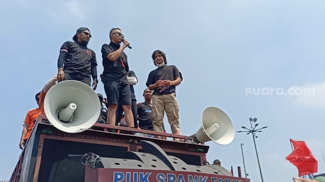 Abdur Arsyad bersama Arie Kriting, Adjis Doaibu dan Bintang Emon saat orasi di depan Gedung DPR RI, Senayan, Jakarta Pusat pada Kamis (22/8/2024). [Suara.com/Rena Pangesti]