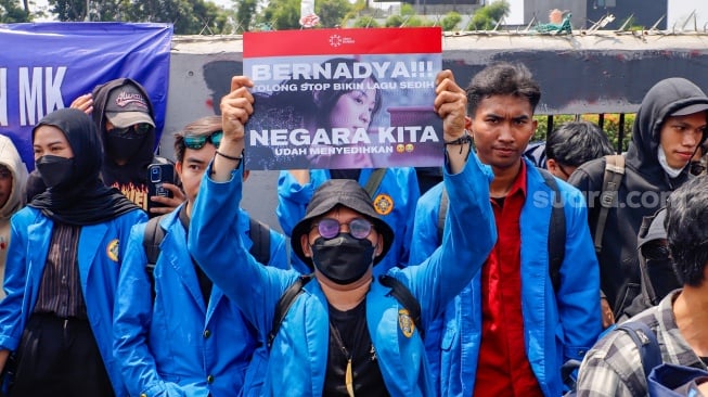 Massa aksi yang terdiri dari sejumlah elemen buruh, mahasiswa dan elemen masyarakat lainnya saat menggelar aksi unjuk rasa di depan gedung DPR, Jakarta, Kamis (22/8/2024). [Suara.com/Alfian Winanto]
