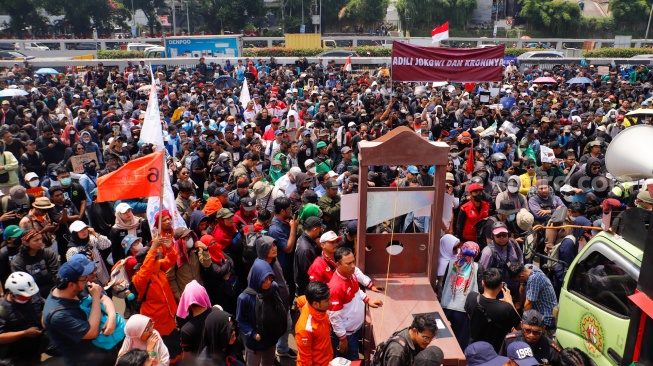 Massa aksi yang terdiri dari sejumlah elemen buruh, mahasiswa dan elemen masyarakat lainnya saat menggelar aksi unjuk rasa di depan gedung DPR, Jakarta, Kamis (22/8/2024). [Suara.com/Alfian Winanto]
