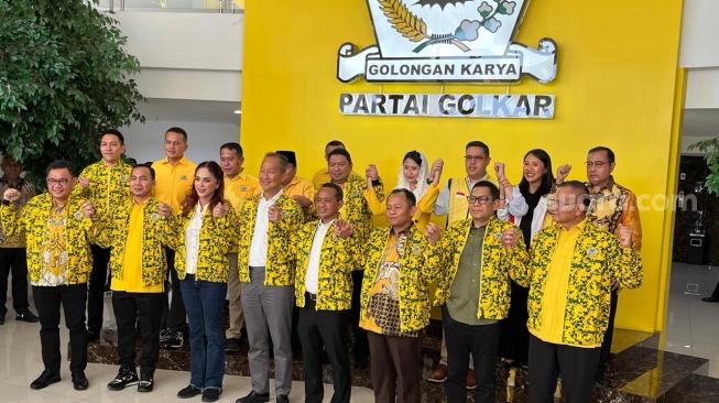 Bahlil Lahadalia saat berfoto dengan kepengurusan baru Partai Golkar. (Suara.com/M Yasir)