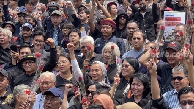 Sejumlah tokoh mulai dari politisi hingga akademisi ikut turun aksi di depan gedung Mahmakah Konstitusi. (Suara.com/Novian)