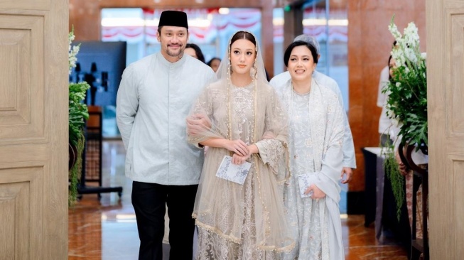 Tora Sudiro dan mantan istri di pengajian jelang pernikahan anak. (TikTok/tora_sudiro)