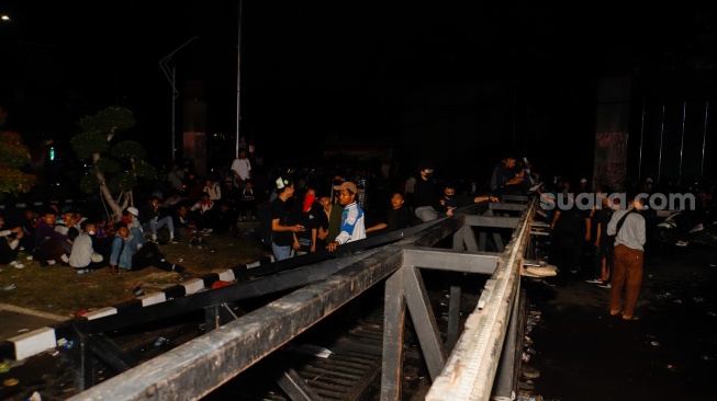 Suasana di sekitar pintu belakang gedung DPR RI paska aksi unjuk rasa di Jakarta, Kamis (22/8/2024). [Suara.com/Alfian Winanto]