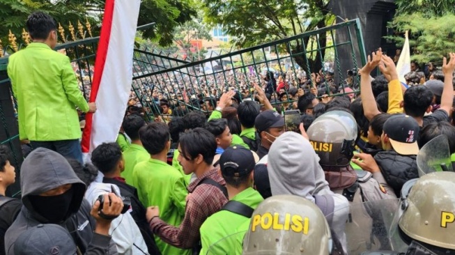 Ricuh! Tuntut Penerapan Putusan MK, Mahasiswa di Semarang Rusak Pagar Gedung DPRD