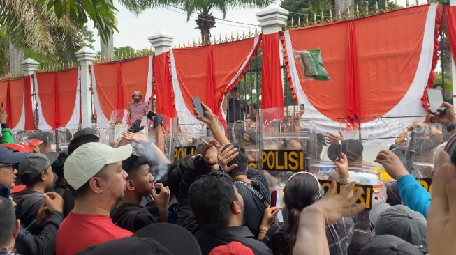 Perwakilan anggota DPR RI mencoba menemui para demonstran 'peringatan darurat' untuk mencari sempatik atas ulah mereka yang melakukan pembahasan soal RUU Pilkada. (Suara.com/Faqih)