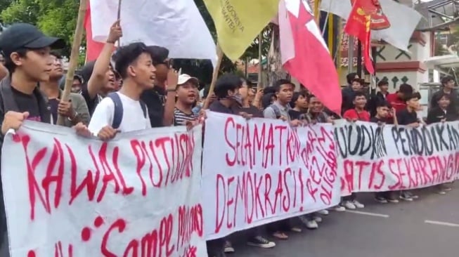 Ratusan mahasiswa di Serang menggelar unjuk rasa tolak revisi Undang-undang Pilkada, Kamis (22/8/2024). [Yandi Sofyan/Suara.com]