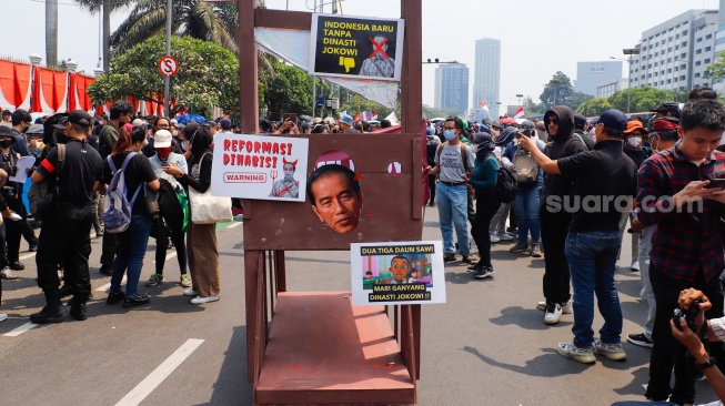 Massa aksi yang terdiri dari sejumlah elemen buruh, mahasiswa dan elemen masyarakat lainnya saat menggelar aksi unjuk rasa di depan gedung DPR, Jakarta, Kamis (22/8/2024). [Suara.com/Alfian Winanto]