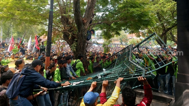 Saat Belasan Mahasiswa Semarang Terkapar, Demo Ricuh, Gedung Berlian Kelabu