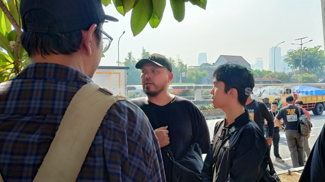 Joko Anwar di depan Gedung DPR, Senayan, Jakarta Pusat pada Kamis (22/8/2024). [Suara.com/Rena Pangesti]